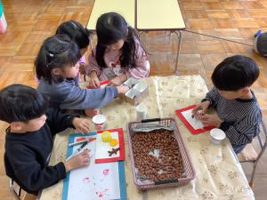 どんぐりの数調べをしています