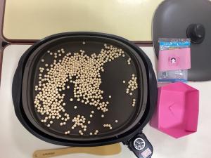 豆をホットプレートで炒っています