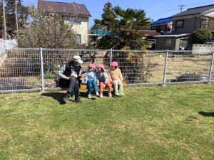 保育キーパーさんとおしゃべりをしています