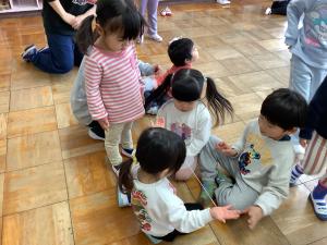 びゅんびゅんごまで遊んでいます