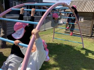 雲梯にぶら下がっています