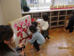 ももの花を貼りました