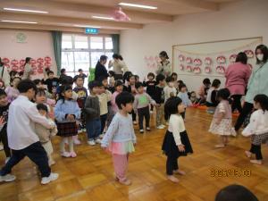 踊りを踊っています