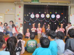 おわかれ会の出し物をしています