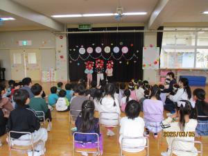 4歳児が幕間をしています