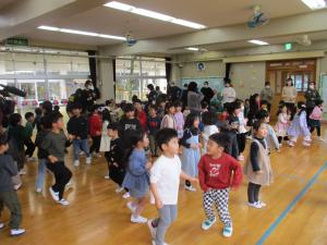 皆で踊っています