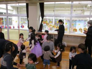 年上の子と踊っています