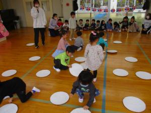 かるたを裏返しています