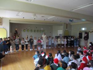 年長児によるキャンドルサービスが始まりました