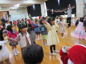 みんなでクリスマスの踊りを楽しんでいます