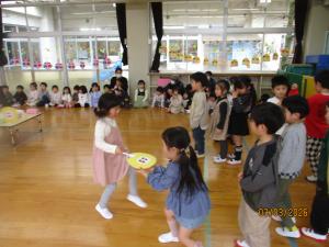 ひしもちを渡しています