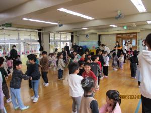 子ども達が踊っています