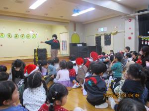 職員の出し物の手品に興味をもって見ています