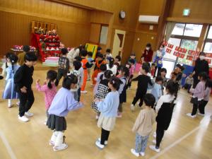 踊りを踊っている