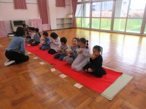 抹茶を飲んでいる