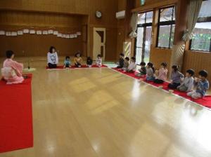 正座をして待っています