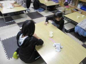 机をスポンジで磨いています