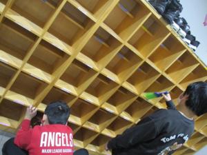 靴箱の拭き掃除をしています