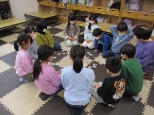 カルタで遊んでいます