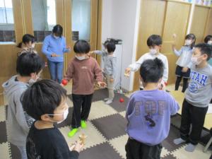 お手玉に挑戦しています