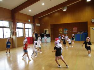 屋内でのドッジボール