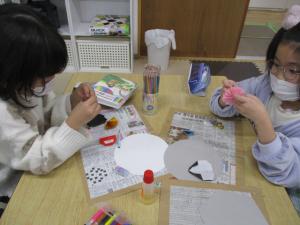 和紙をちぎって貼り付けています