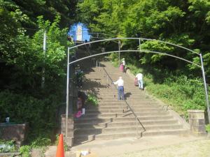 岡山公園・忠霊塔清掃の様子