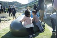 遊具に座る子どもの画像