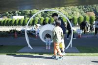 遊具で遊ぶ子どもの画像
