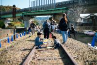 線路上でシャボン玉で遊ぶ子どもたちの画像