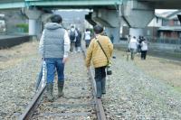 線路上を歩く親子の画像
