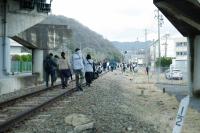 線路上を歩く参加者の画像