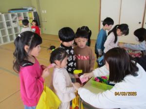 宝探しの景品を貰っています