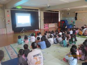 映画を見ています