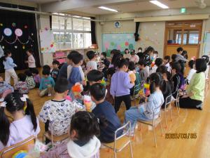 年長児にプレゼントを渡しています