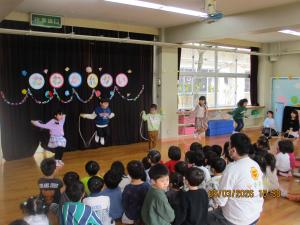 年長児が縄跳びなどの得意技を披露してくれています