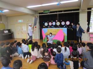 職員が桃太郎の劇をしています