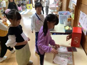 郵便ごっこをしています