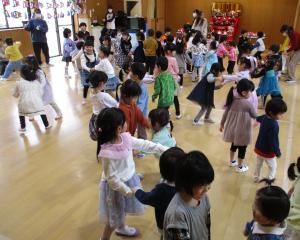 ひな祭りダンスを踊っている