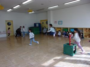 大縄跳びをしています