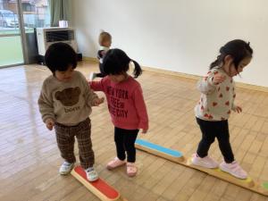 一本橋を渡っています