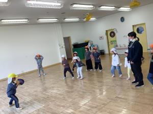 ドッジボールをしています