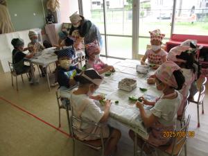 夏野菜カレーを作っています