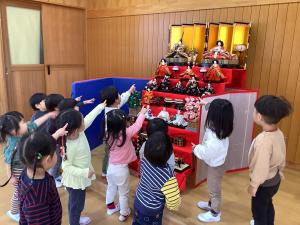 雛飾りを見ています