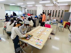 バレンタインアイシングクッキーづくり教室の様子