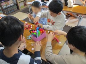 小さい雪だるまの人形を作っています