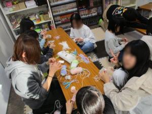 小さい毛糸の帽子を作っています