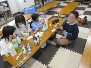 牛乳パックで小さな家を作っています