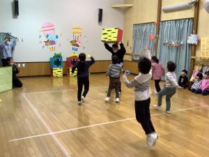 大きい友達は追いかけ豆まきごっこをしています