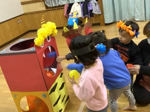 小さいクラスの子ども達が鬼の的にボールを入れに行っています